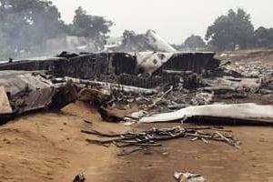 Les débris de l’avion-cargo à Brazzaville, le 30 novembre 2012. © AFP
