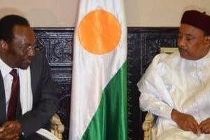 Le président du Niger (d) et le président malien de transition, le 1er décembre 2012 à Niamey. © AFP