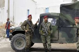 Des soldats dans le quartier rebelle de Douar Hicher. © AFP