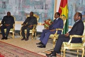 Le président burkinabè Blaise Compaoré (2e à droite), le 3 décembre à Ouagadougou. © AFP