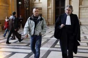 L’ancien militaire Guy Raugel (g) et son avocat à la cour d’assises de Paris, le 4 décembre 2012. © Francois Guillot/AFP/Archives