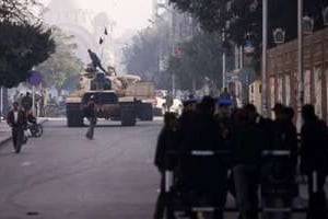 Soldats égyptiens déployés le 8 décembre 2012 devant le palais présidentiel au Caire. © AFP