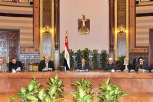 Mohamed Morsi lors d’une rencontre avec des personnalités politiques le 8 décembre 2012 au Caire. © AFP