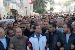 Des Tunisiens manifestent à Kasserine, à l’ouest de la Tunisie, le 6 décembre 2012. © AFP