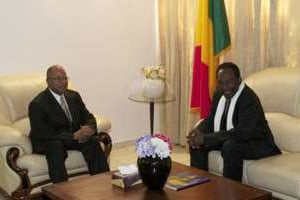 Diango Cissoko (g) et Dioncounda Traoré au Palais présidentiel de Bamako. © AFP