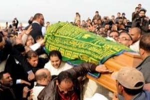 Le cercueil du cheikh Abdessalam Yassine lors de ses funérailles à Rabat, le 14 décembre 2012. © Fadel Senna/AFP