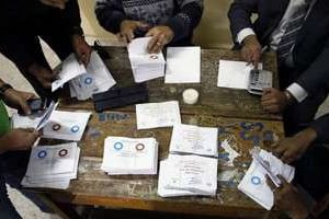 Dépouillement des votes après le référendum sur la nouvelle Constitution égyptienne. © AFP