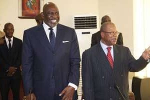 L’ex-Premier ministre Cheick Modibo Diarra (g) et son successeur Diango Cissoko, le 13 décembre. © AFP