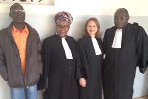 Roger Mbédé (à.g) et ses avocats. © DR