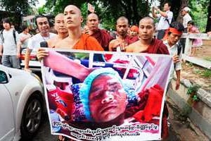 Des moines birmans protestent contre la répression des manifestations, le 1er décembre. © AFP