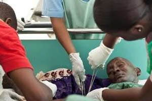 Un Kenyan blessé lors d’une attaque est soigné à l’hôpital du district de Malindi. © AFP