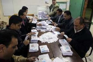 Dépouillement dans un bureau de vote de Guizeh, au sud du Caire, le 22 décembre 2012. © AFP
