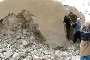 Capture d’écran d’une vidéo d’islamistes détruisent un ancien sanctuaire à Tombouctou. © AFP
