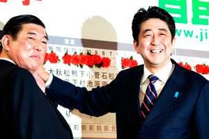 Shinzo Abe (à dr.) et Shigeru Ishiba, président et secrétaire du PLD. © SIPA