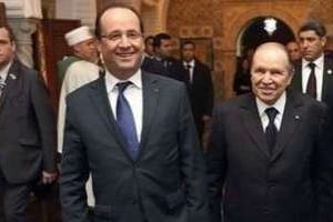 François Hollande et Abdelaziz Bouteflika, à Alger. © AFP