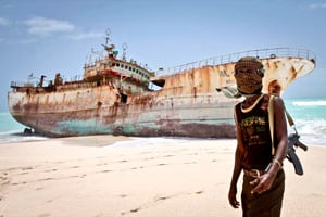 L’épave d’un bateau de pêche taïwanais, abandonnée à Hobyo (Somalie) après la libération de l’équipage contre une rançon. © Farah Abdi Warsameh/AP/SIPA