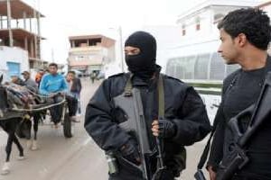 Des policiers en faction dans le quartier de Douar Hicher, à Tunis, en octobre 2012. © AFP/Fethi Belaid