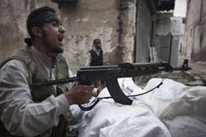 Des rebelles syriens tirent sur des positions de l’armée, le 22 octobre 2012 à Alep. © AFP