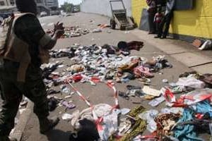 Un militaire prend une photo des lieux de la bousculade mortelle à Abidjan, le 1er janvier 2013. © Herve Sevi/AFP