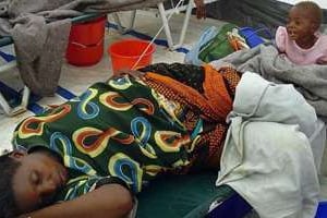 Une jeune femme et sa fille, touchées par le choléra en Zambie, en 2004. © AFP Archives
