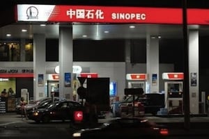 Le groupe français Total emporte la palme de la plus grosse opération de l’année avec la cession d’actifs au Nigeria à une filiale de Sinopec pour environ 2,5 milliards de dollars. © AFP