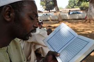 Un musulman lit le Coran devant la mosquée centrale de Bangui le 4 janvier 2013 © AFP