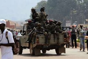 Des soldats centrafricains patrouillent à Bangui, le 5 janvier 2013. © AFP