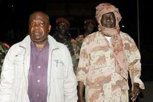 Le chef de la coalition rebelle Séléka, Michel Djotodia (d), arrive à Libreville le 7 janvier. © AFP