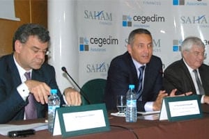 Raymond Farhat, DG de Saham Finances, Moulay Hafid Elalamy, patron du groupe Saham et Jean-Claude Labrune, PDG du Groupe Cegedim, à l’occasion de la conférence de presse annonçant le partenariat. © Saham