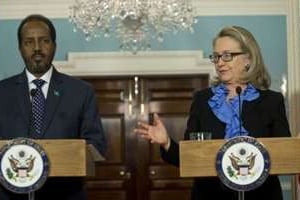Hassan Cheikh Mohamoud et Hillary Clinton, le 17 janvier 2013 à Washington. © AFP