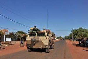 Un véhicule blindé de l’armée française patrouille à Segou, au Mali, le 18 janvier 2013 © AFP