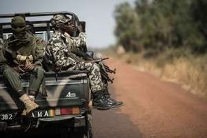 Des soldats maliens sur la route de Niono, à 340 kilomètres au nord de Bamako, le 18 janvier 2013. © AFP