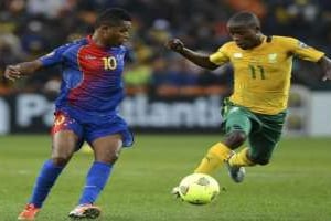 L’attaquant cap-verdien Heldon (g) et le défenseur sud-africain Thabo Matlaba. © AFP
