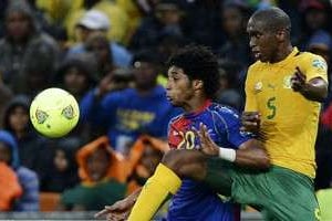 L’attaquant cap-verdien Ryan Mendes (g) à la lutte avec le défenseur sud-africain Anele Ngcongca. © AFP