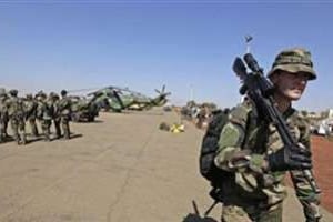 Militaires français sur une base aérienne malienne, près de Bamako. © Reuters