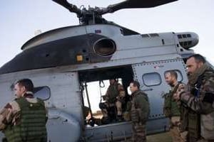 Des soldats français embarquent dans un hélicoptère pour rejoindre le nord du Mali, le 21 janvier © Fabio Bucciarelli/AFP