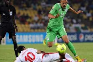 Le joueur de l’Algérie, Sofiane Feghouli, face à la Tunisie. © AFP