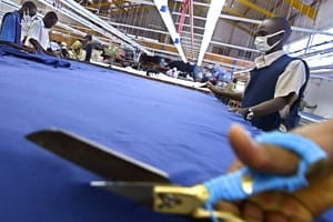 Confection textile au Kenya. Le continent compte 65 millions de PME. © Tony Karumba/AFP