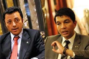 Ravalomanana (à g.) et Rajoelina tentent chacun d’imposer leur candidat. © AFP