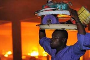 À l’intérieur du marché de Lomé dans la nuit du vendredi 11 au samedi 12 janvier. © AFP