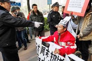 Altercation entre grévistes et policiers à Guangzhou. © Vincent Yu/AP/SIPA