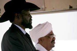 Salva Kiir et Omar el-Béchir, en octobre 2011 à Khartoum. © AFP