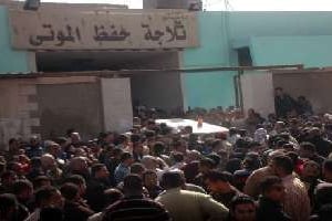 Des proches des manifestants égyptiens tués regroupés devant la morgue de Suez le 26 janvier. © AFP
