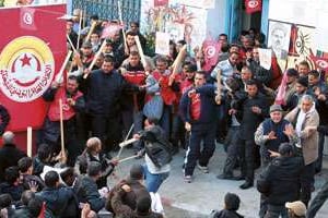 Militants syndicaux pris à partie par des membres de la LPR, le 4 décembre à Tunis. © Sipa