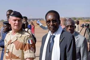 Le président de transition Dioncounda Traoré, visitant les soldats français à Bamako. © AFP