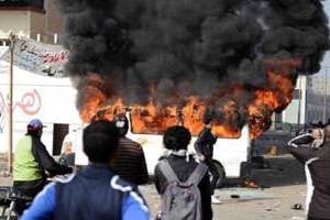 Un bus en feu à Port-Saïd, dimanche 27 janvier. © AFP