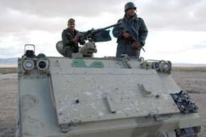 Des soldats tunisiens sur un char dans la région de Kasserine, près de la frontière algérienne. © AFP