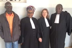 Roger Mbédé et ses avocats. © DR