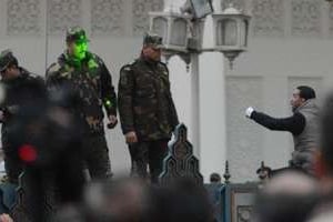 Un manifestant égyptien interpelle des gardes républicains devant le palais présidentiel. © AFP