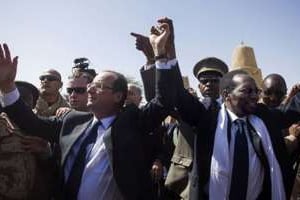 François Hollande et Dioncounda Traoré lors de leur arrivée à Tombouctou, le 2 février. © AFP